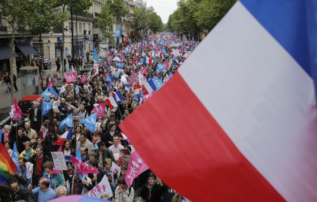 «Πλημμύρισαν» το Παρίσι διαδηλωτές ενάντια στο γάμο ομοφυλόφιλων